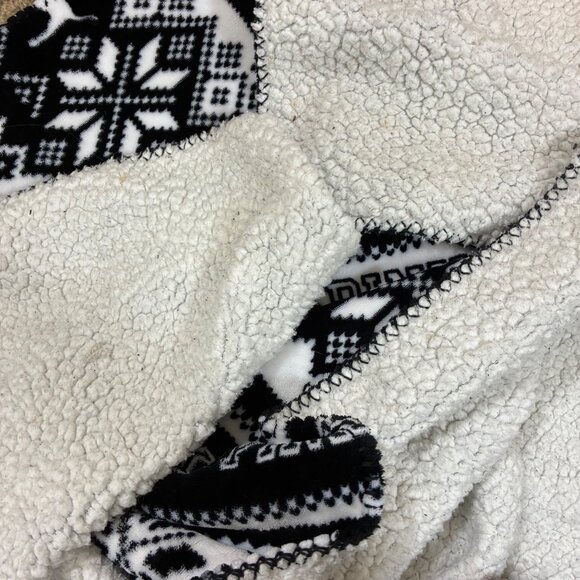 PINK Victoria’s Secret Sherpa Lined Blanket Fair Isle 50x60 - Picture 6 of 8